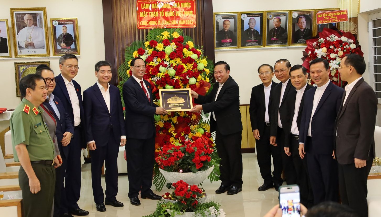 Phó Chủ tịch Quốc hội Trần Quang Phương thăm, tặng quà các đơn vị tỉnh Đắk Lắk