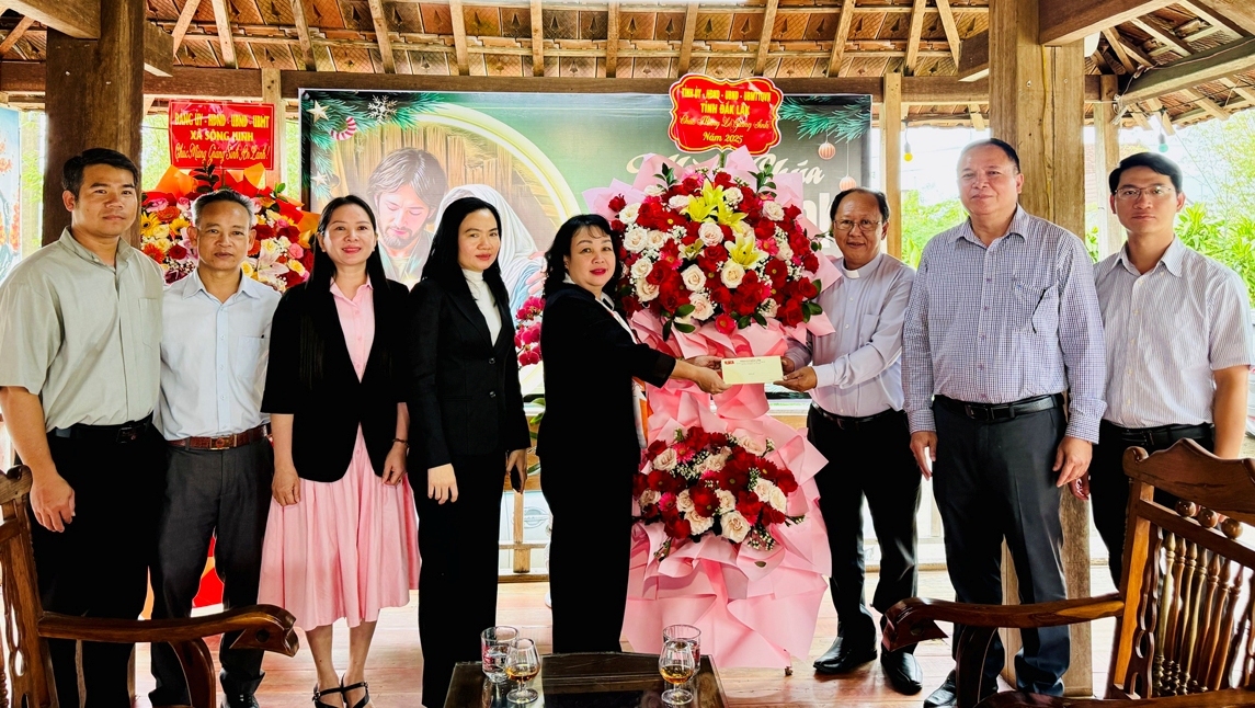 Phó Bí thư Thường trực Tỉnh ủy Cao Thị Hòa An thăm, chúc mừng Giáng sinh tại Giáo xứ Sông Hinh