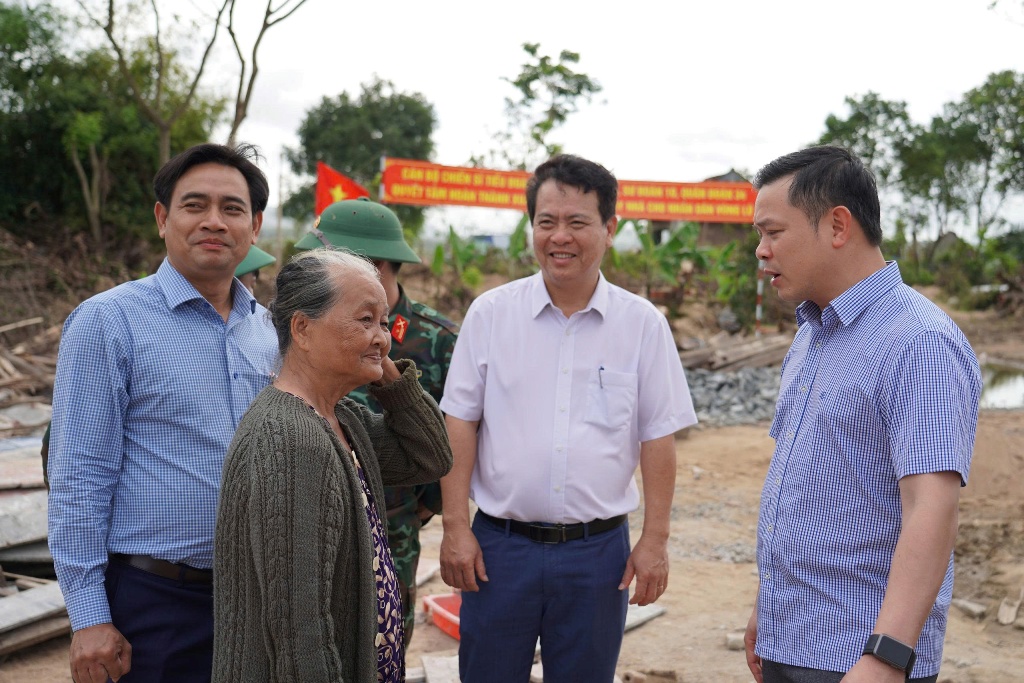Phó Bí thư Tỉnh ủy Đỗ Hữu Huy kiểm tra công tác xây dựng nhà ở cho người dân tại xã Sơn Hòa