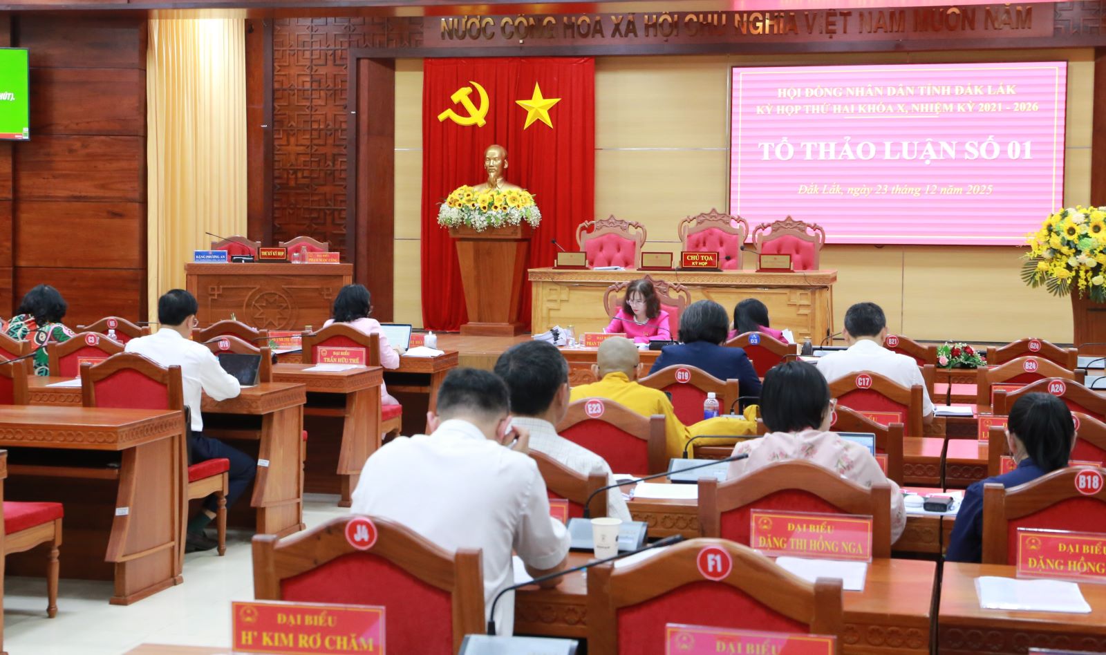 Kỳ họp thứ Hai, HĐND tỉnh Đắk Lắk khóa X tiến hành thảo luận tại tổ