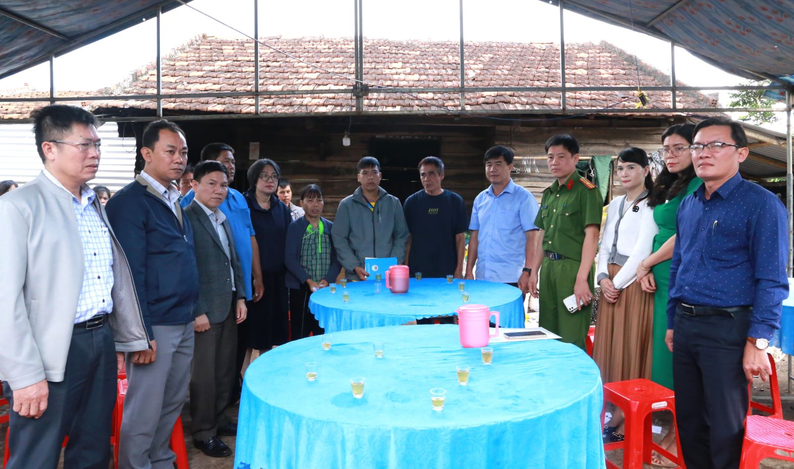 Phó Chủ tịch UBND tỉnh Đắk Lắk Nguyễn Thiên Văn thăm hỏi, động viên gia đình có trẻ em bị đuối nước