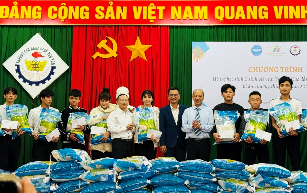 Trao 75 suất quà hỗ trợ khẩn cấp cho học sinh bị ảnh hưởng bởi bão, lũ