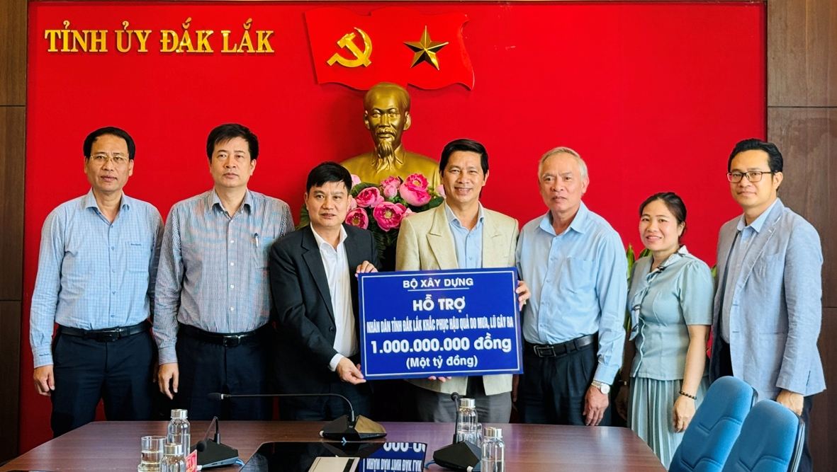 Bộ Xây dựng hỗ trợ 1 tỷ đồng giúp người dân khắc phục hậu quả mưa lũ