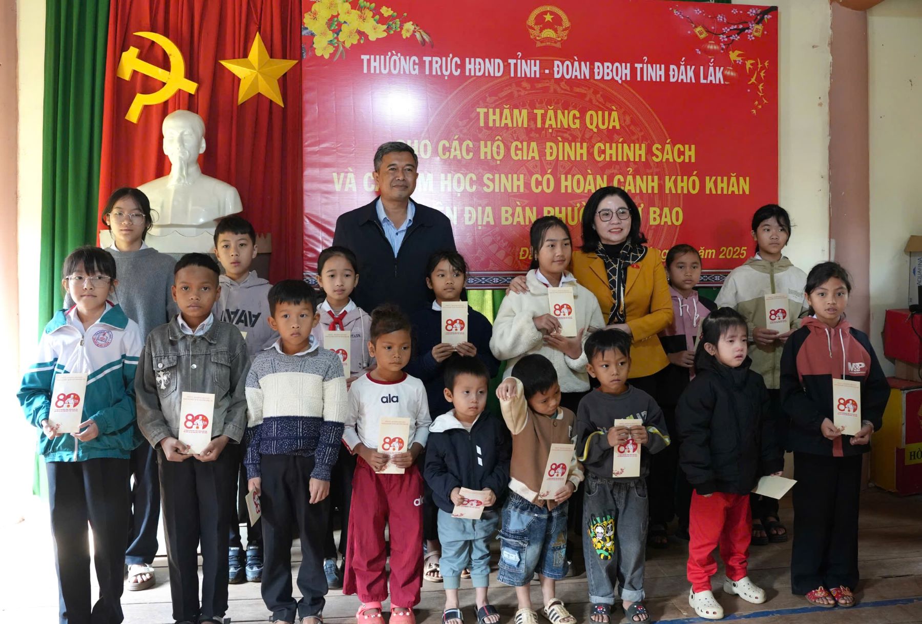 Trao tặng 40 suất quà cho gia đình chính sách và học sinh nghèo vượt khó tại phường Cư Bao