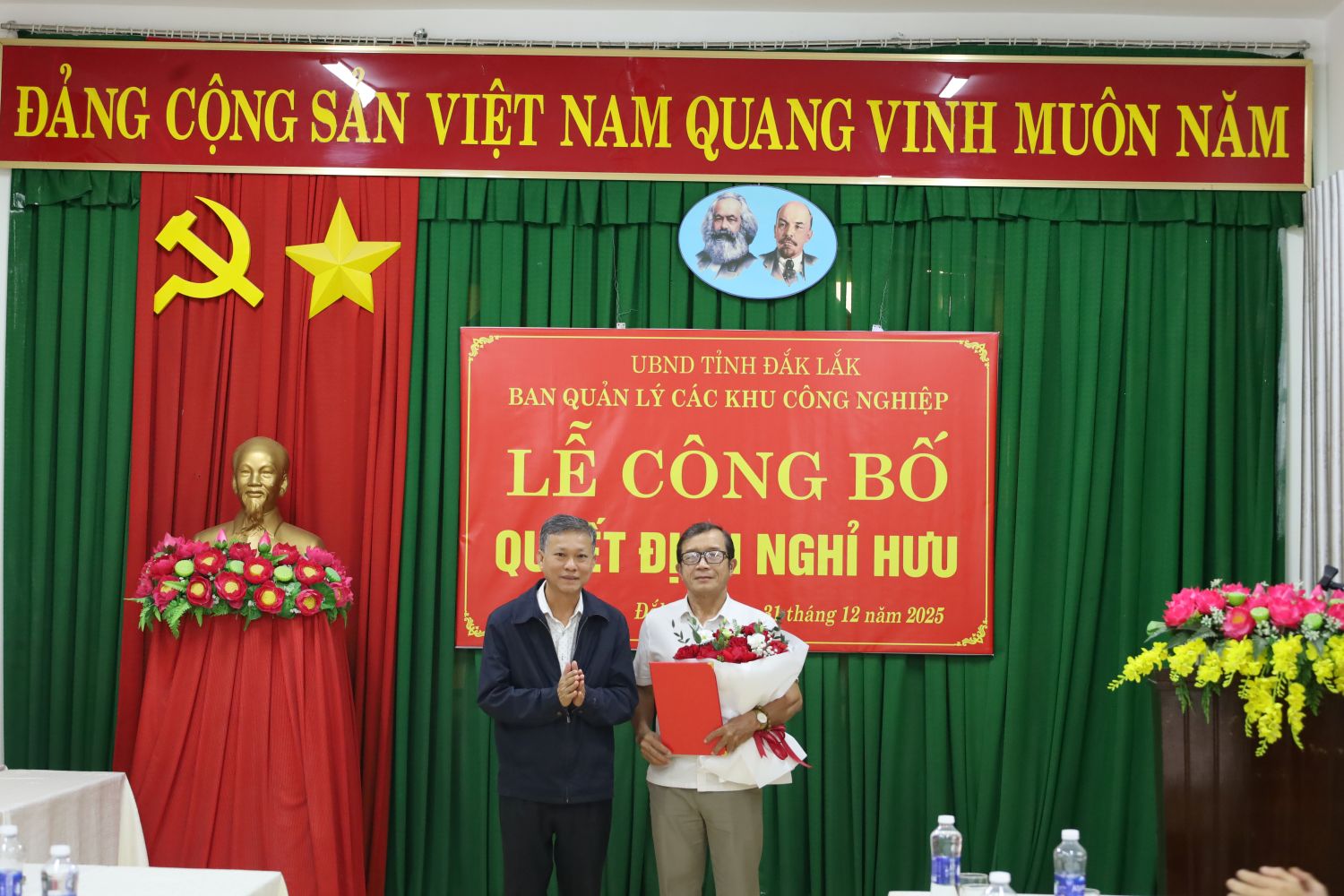 Công bố quyết định nghỉ hưu cho đồng chí Trần Thanh Trà, Phó Trưởng Ban Quản lý các Khu công nghiệp tỉnh