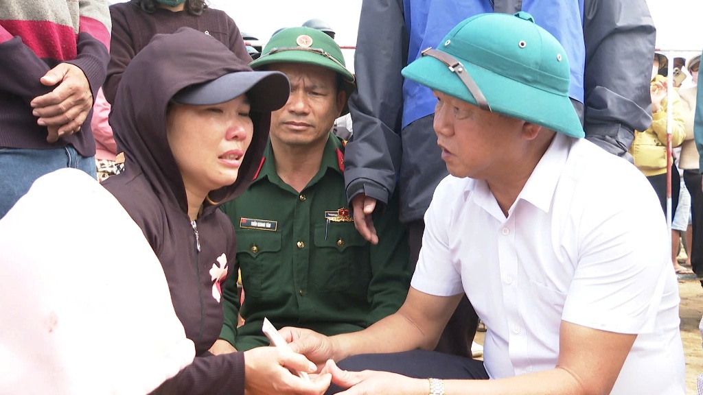 Phó Chủ tịch UBND tỉnh Đào Mỹ thăm hỏi gia đình các nạn nhân sụp kè tại xã Sơn Thành