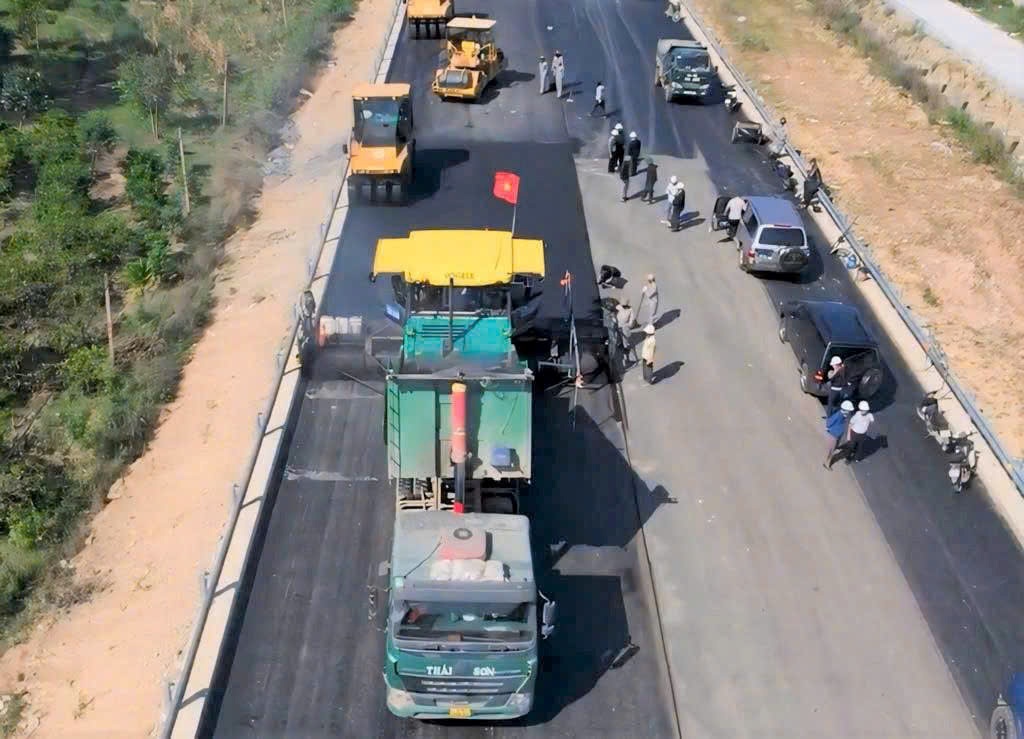Công trường cao tốc Khánh Hòa - Buôn Ma Thuột giữ nhịp thi công xuyên Tết Dương lịch 2026