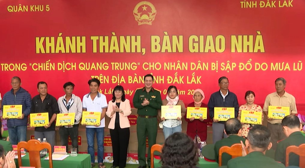 Quân khu 5 bàn giao nhà cho người dân trong Chiến dịch Quang Trung