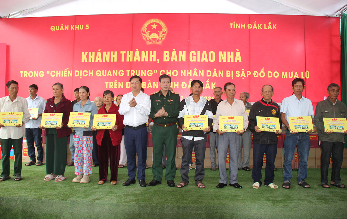 Quân khu 5 bàn giao nhà cho người dân vùng lũ trong Chiến dịch Quang Trung