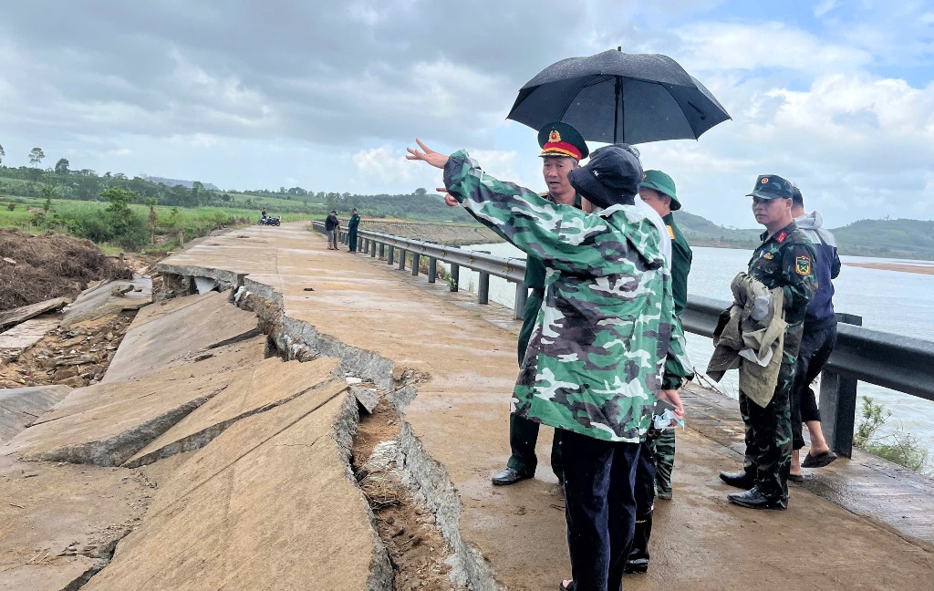 Đắk Lắk tăng cường rà soát, cảnh báo an toàn đối với các vị trí, công trình, cơ sở hạ tầng thiết yếu bị thiệt hại, ảnh hưởng do thiên tai có nguy cơ xảy ra sạt lở
