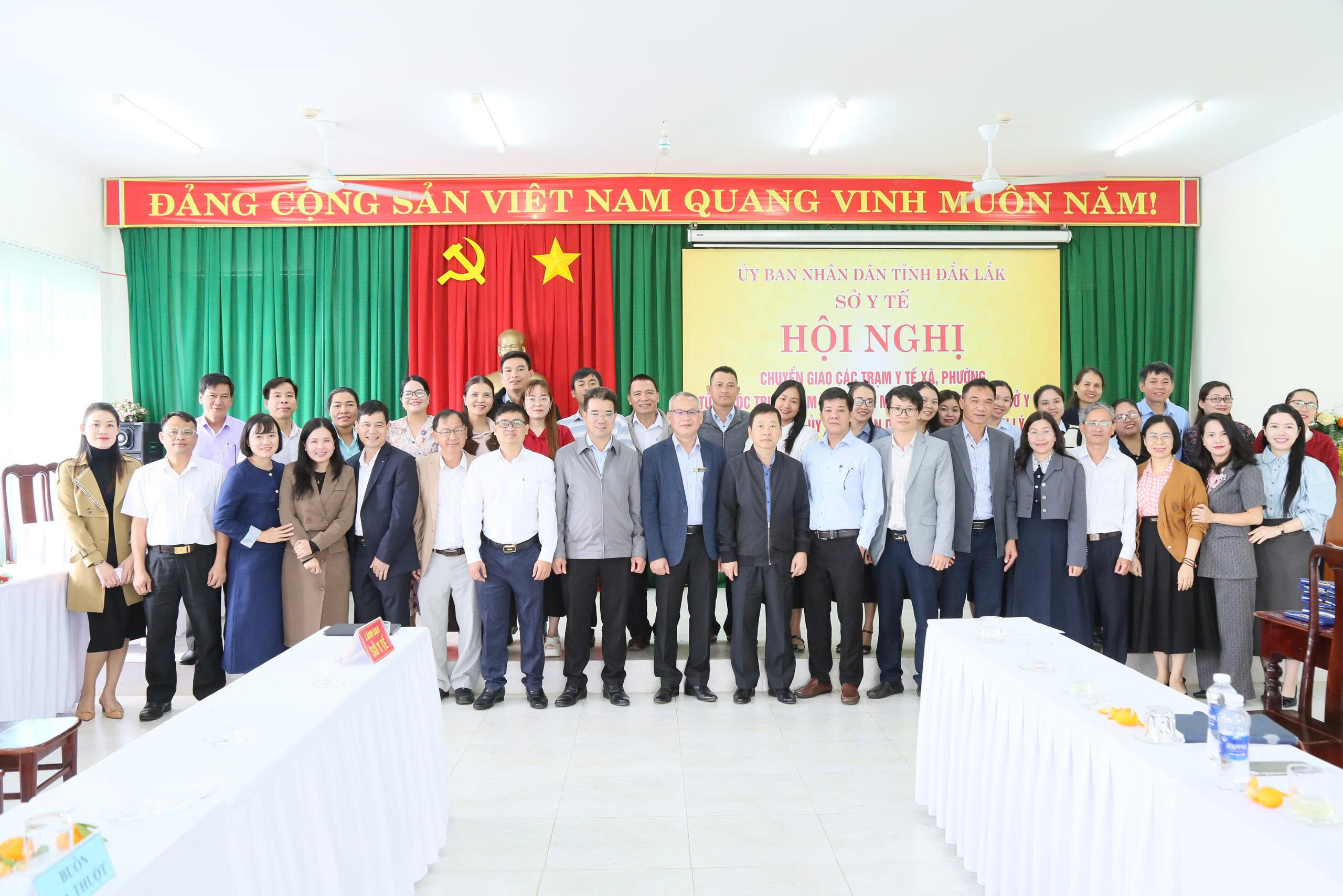 Bàn giao 6 trạm y tế về UBND xã, phường quản lý