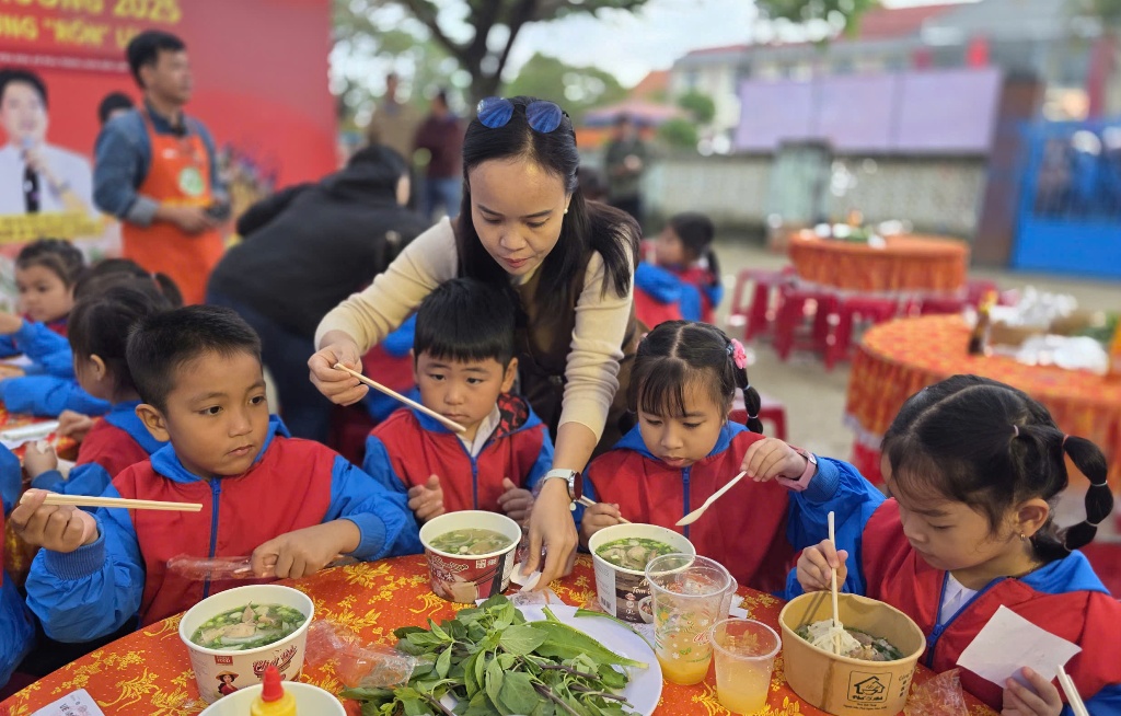 5.000 tô phở và nhiều phần quà đến với người dân “rốn lũ” Hòa Thịnh