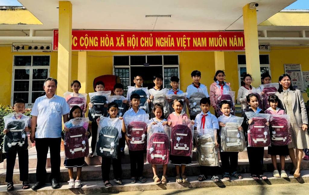 Trao 128 suất quà tiếp sức học sinh vượt khó đến trường