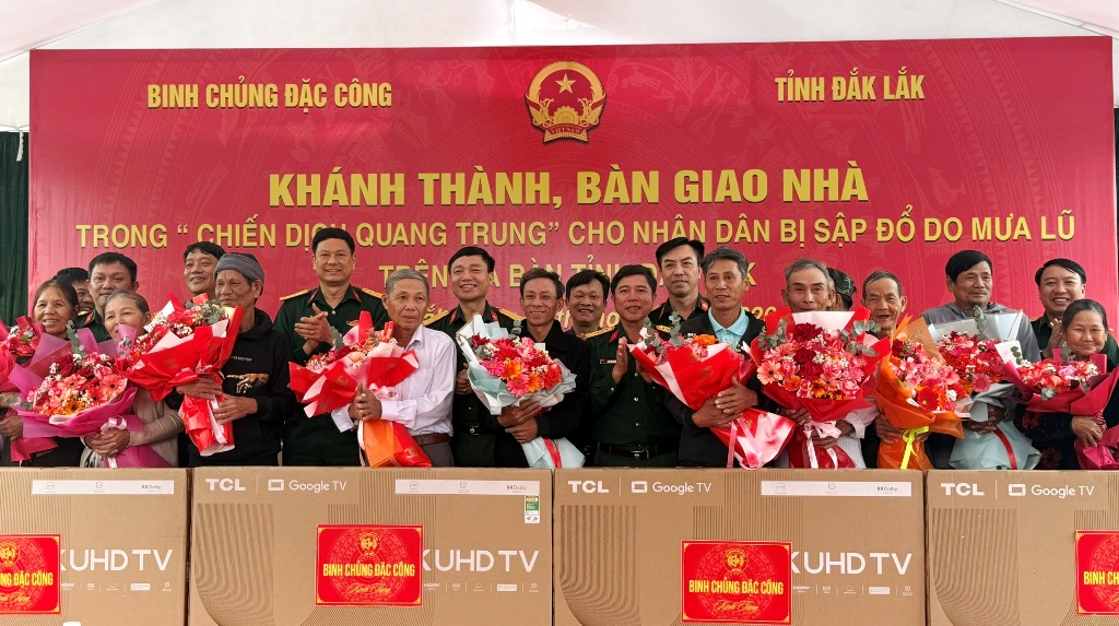 Binh chủng Đặc công bàn giao 18 căn nhà trong Chiến dịch Quang Trung tại xã Hòa Thịnh