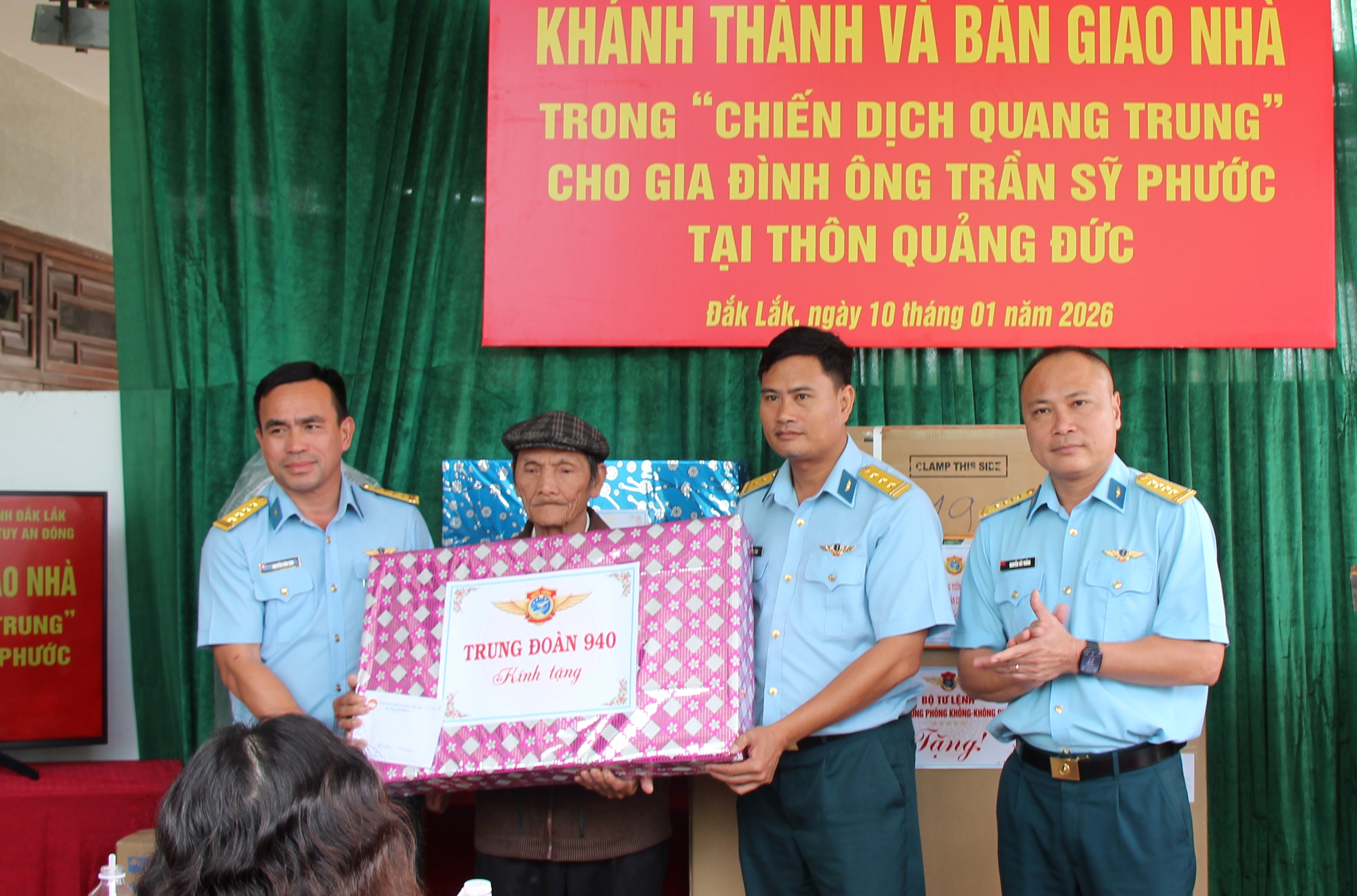 Trường Sĩ quan Không quân bàn giao nhà trong Chiến dịch Quang Trung tại xã Tuy An Đông