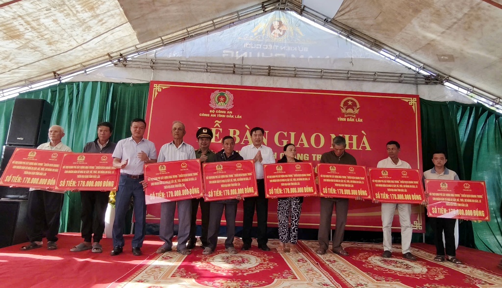 Công an Đắk Lắk đồng loạt bàn giao 176 căn nhà trong Chiến dịch Quang Trung cho người dân