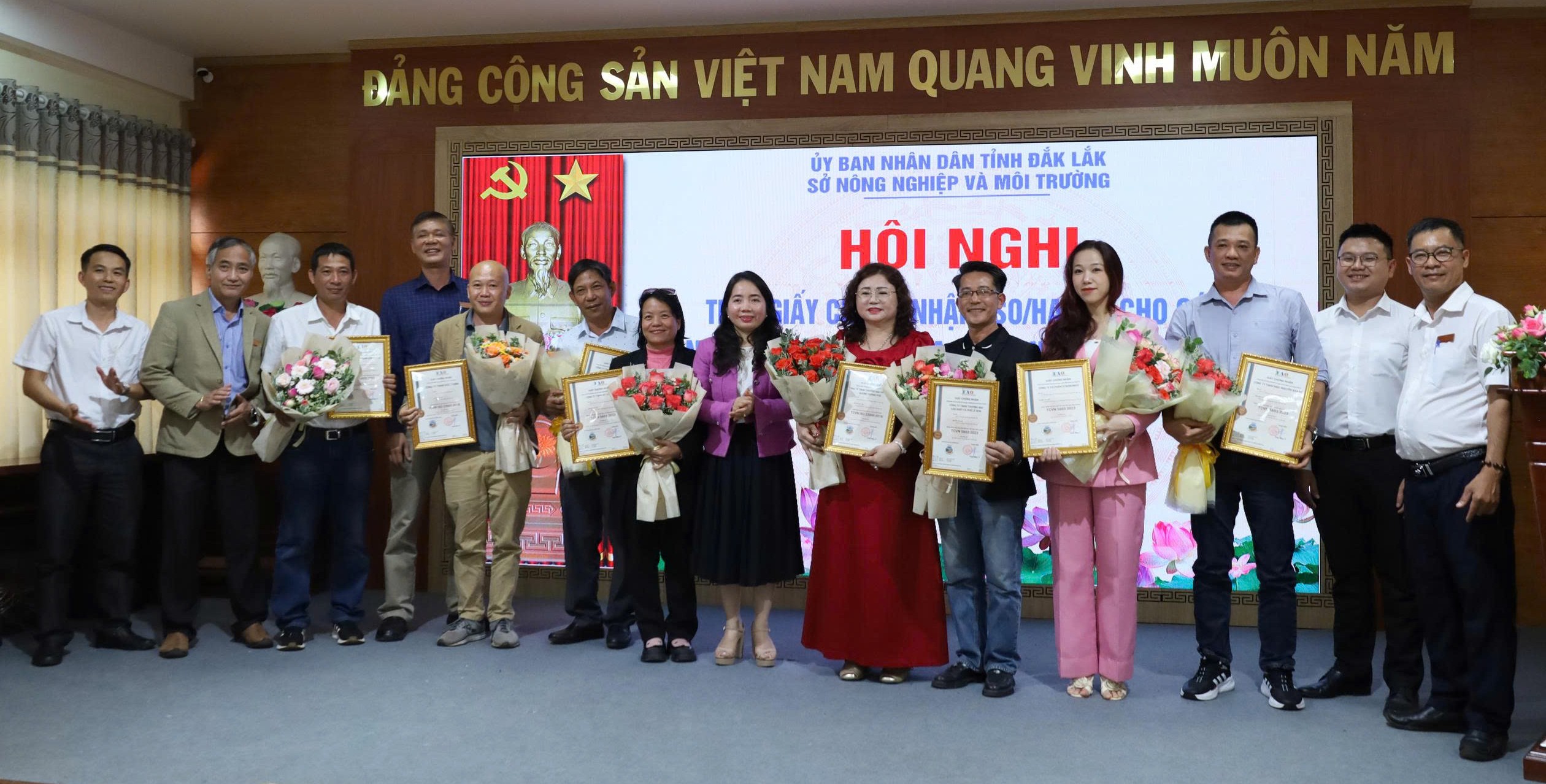 Trao giấy chứng nhận ISO/HACCP cho 8 doanh nghiệp tỉnh Đắk Lắk