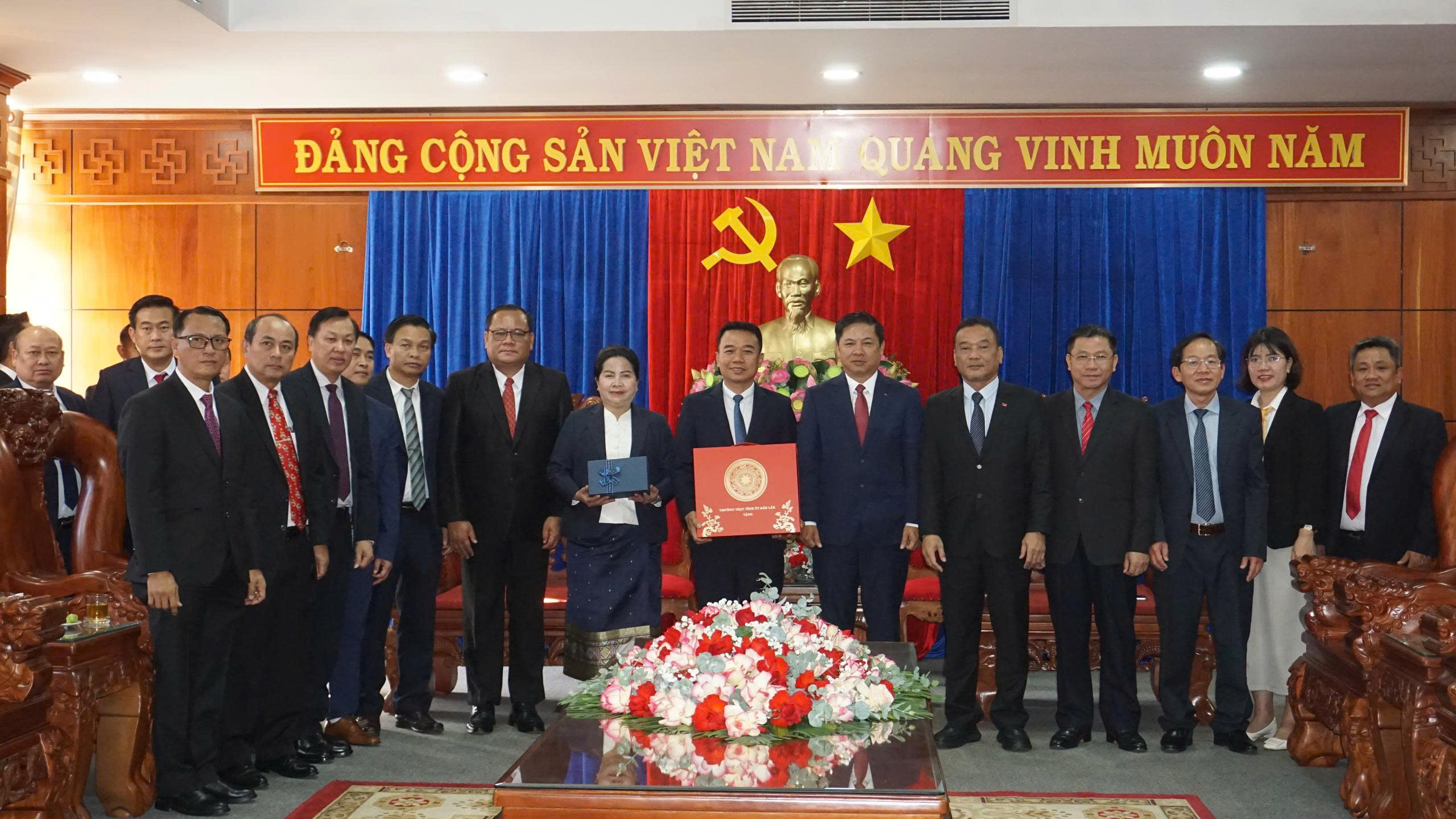 Bí thư Tỉnh ủy Lương Nguyễn Minh Triết tiếp Đoàn công tác của tỉnh Champasak