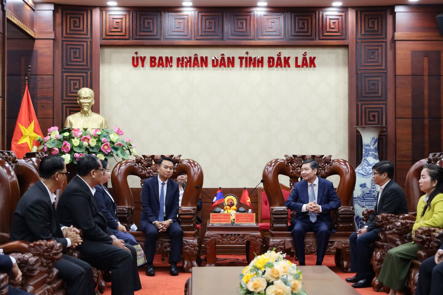 Chủ tịch UBND tỉnh Tạ Anh Tuấn tiếp Đoàn công tác tỉnh Champasak thăm, chúc Tết