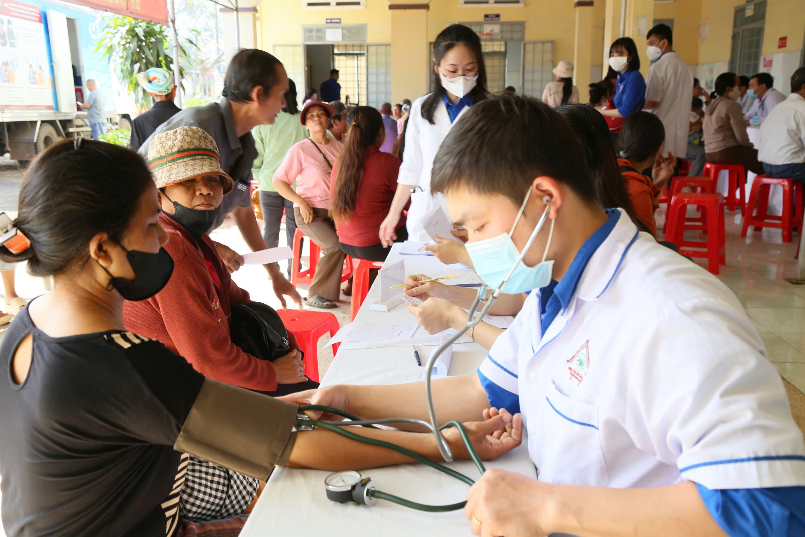 Triển khai các giải pháp bảo vệ, chăm sóc và nâng cao sức khỏe Nhân dân trên địa bàn tỉnh.