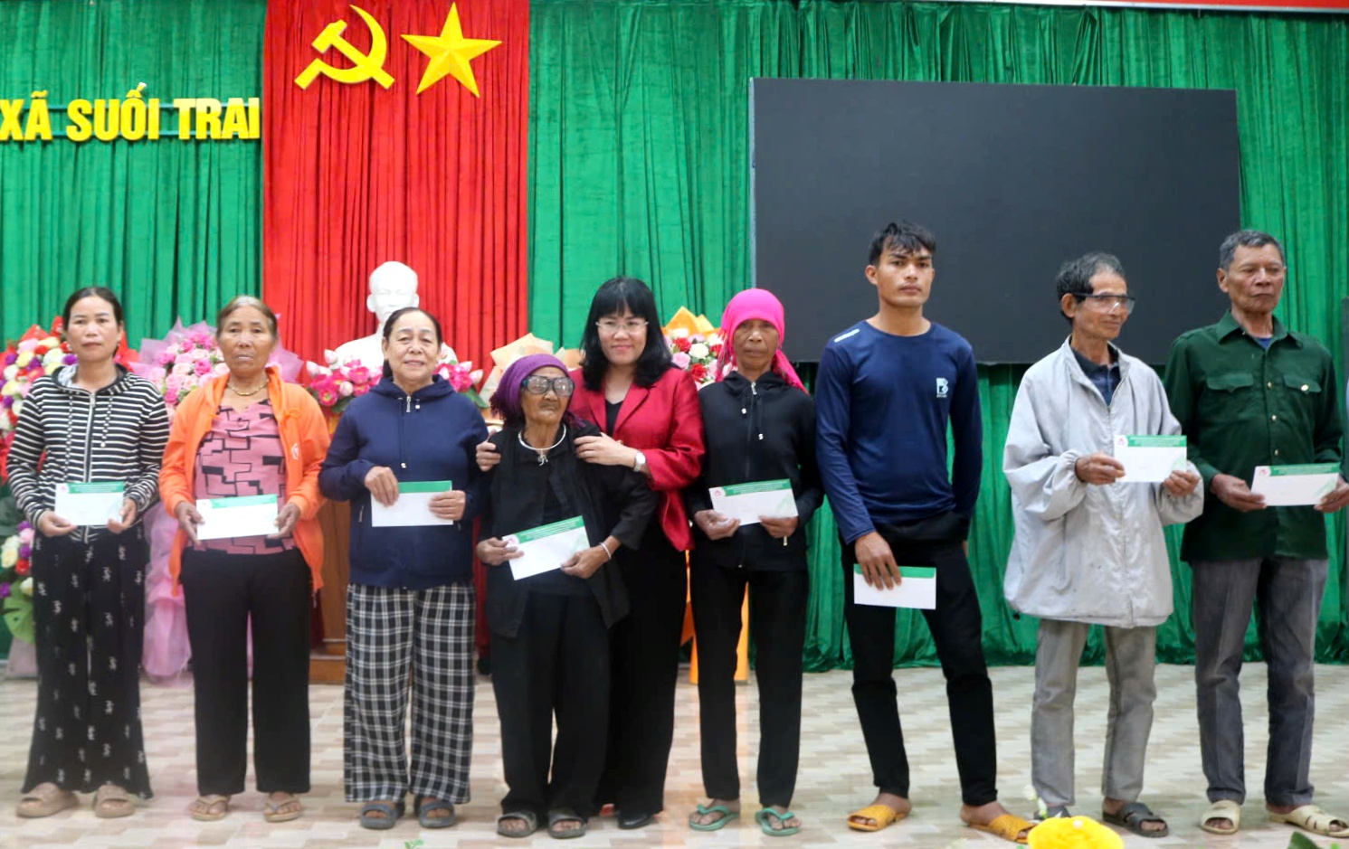 Trao 150 suất quà Tết cho người dân tại các xã Suối Trai, Sơn Hòa, Hòa Mỹ