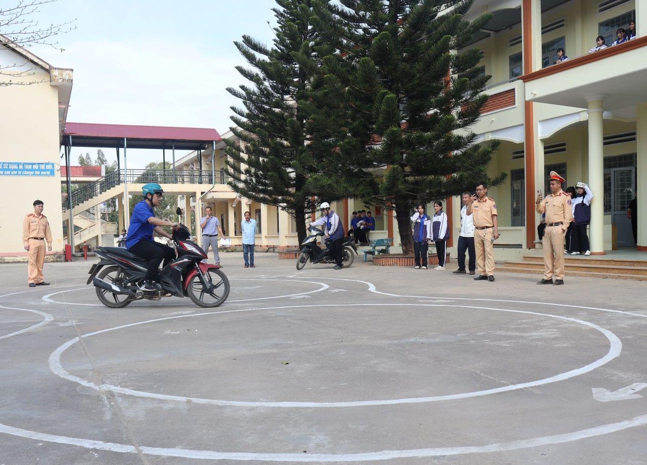 Tuyên truyền và hướng dẫn kỹ năng tham gia giao thông an toàn cho học sinh