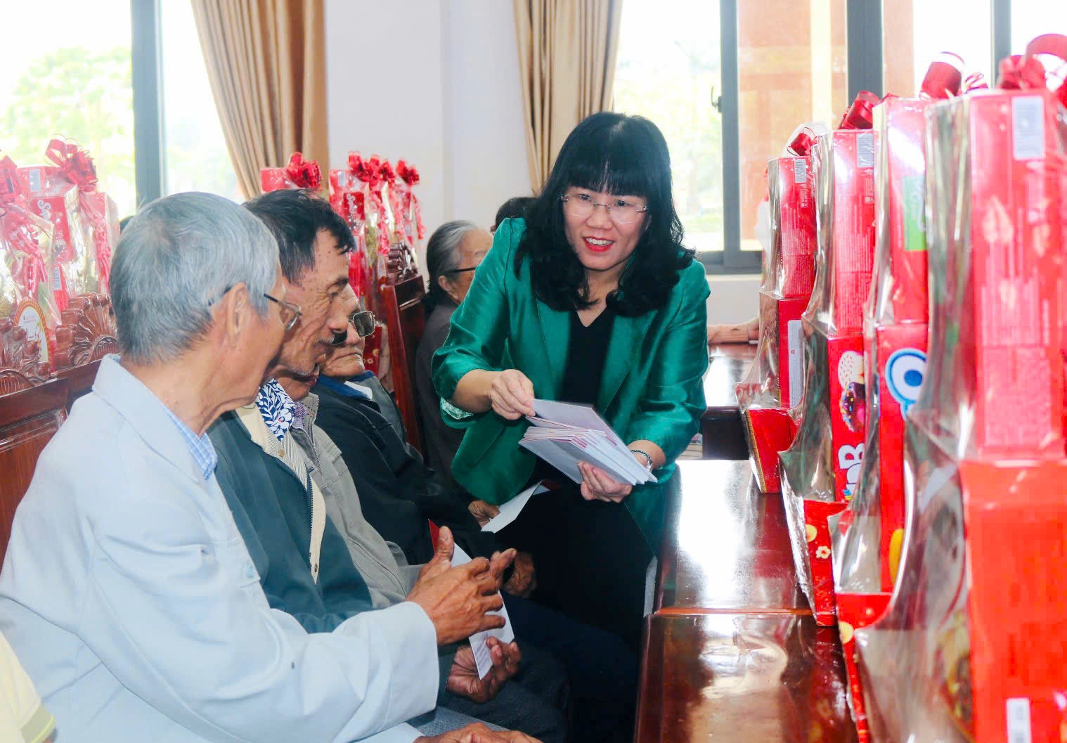 Trao 300 suất quà Tết cho người dân tại các địa phương