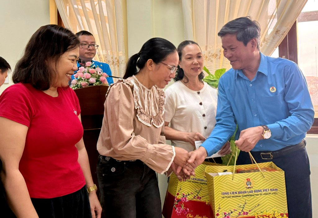Tổng Liên đoàn Lao động Việt Nam tặng quà Tết cho đoàn viên, người lao động khu vực phía Đông tỉnh