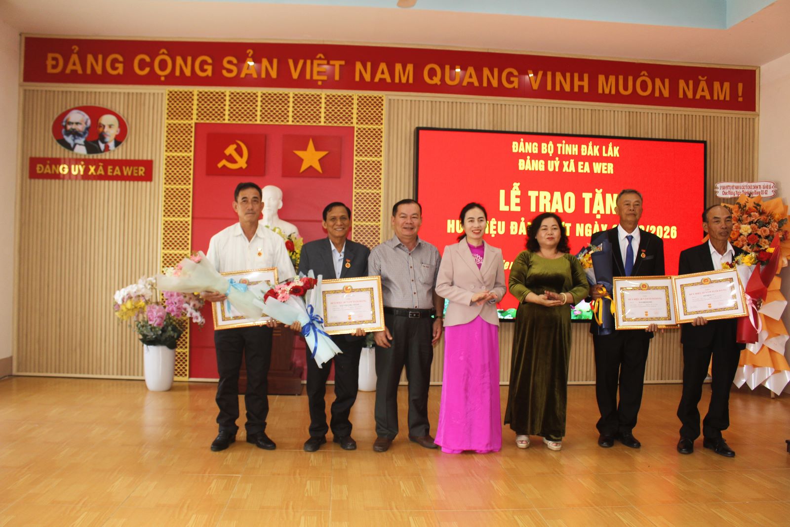 Xã Ea Wer tổ chức sinh hoạt chính trị, trao tặng huy hiệu Đảng đợt 3/2