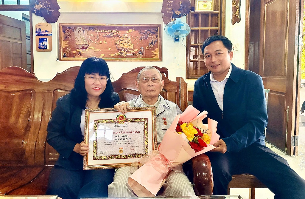 Tọa đàm kỷ niệm 96 năm Ngày thành lập Đảng Cộng sản Việt Nam và trao Huy hiệu Đảng đợt 3/2