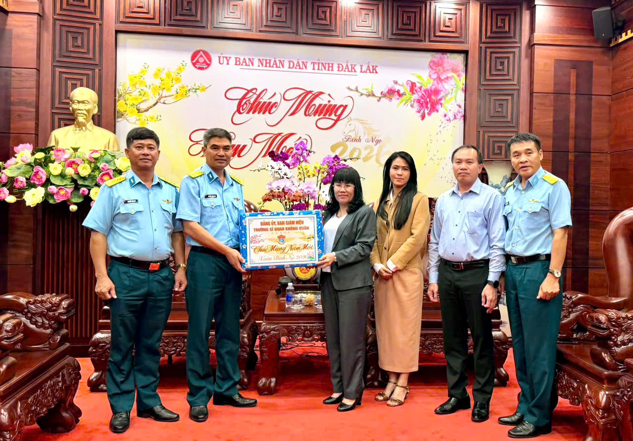 Đoàn công tác của Trường sĩ quan Không quân thăm, chúc Tết UBND tỉnh Đắk Lắk