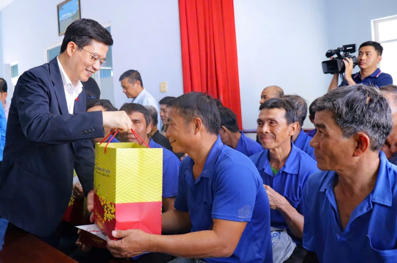 Đại biểu Quốc hội thăm, tặng quà Tết cho đoàn viên, công nhân lao động khó khăn