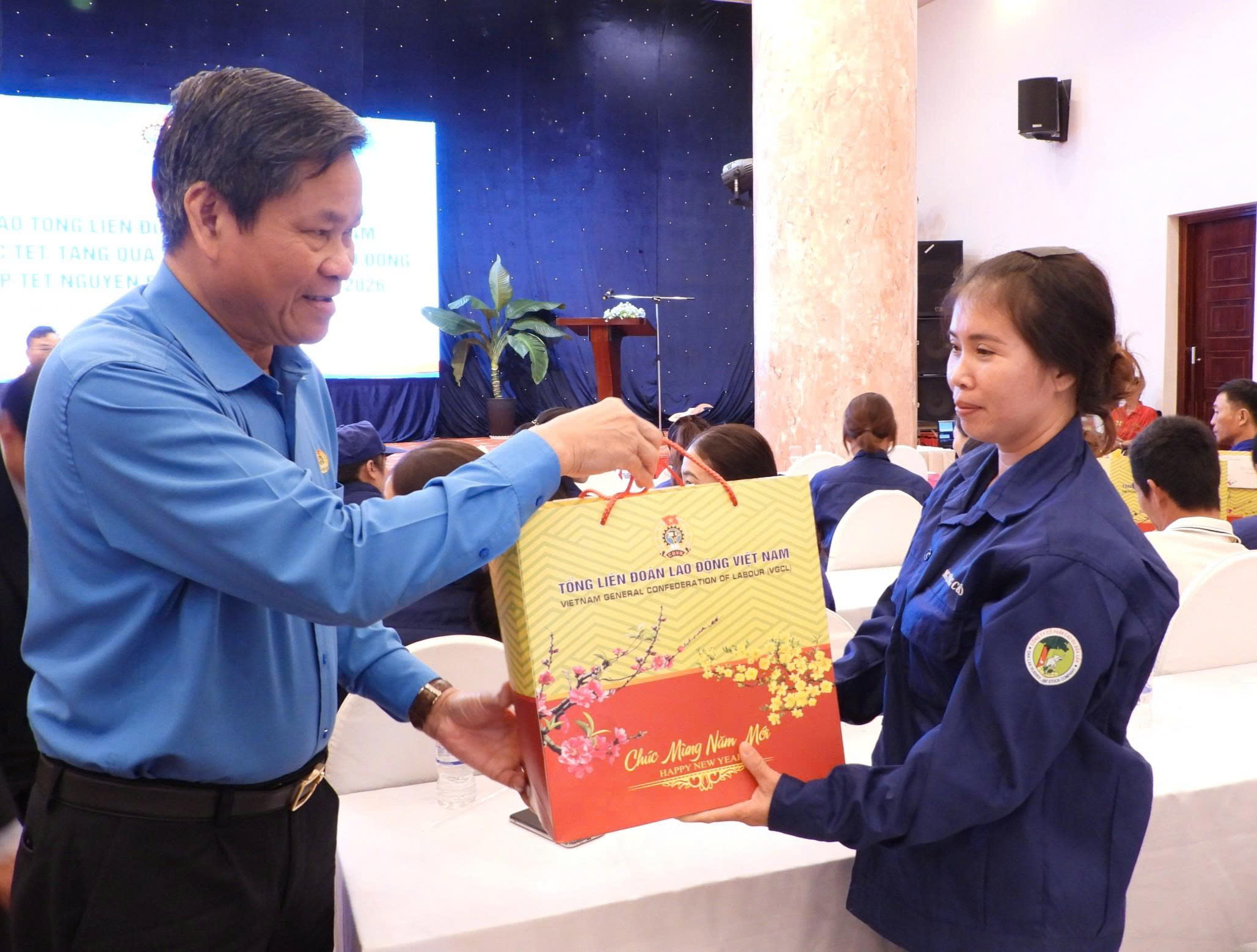 Tổng Liên đoàn Lao động Việt Nam trao 100 suất quà Tết cho công nhân Công ty Cổ phần Cao su Đắk Lắk