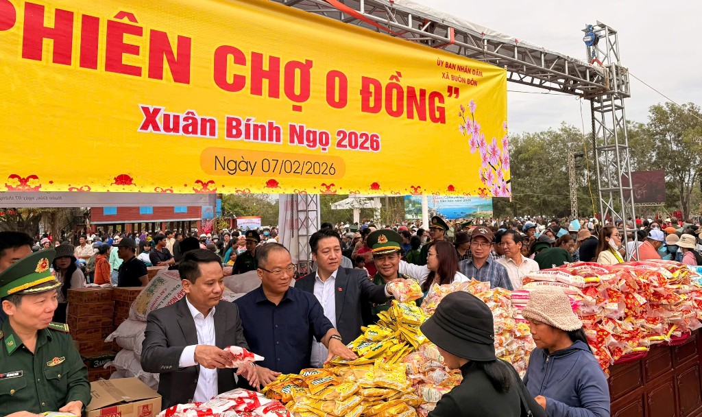 Ấm áp nghĩa tình từ “Phiên chợ 0 đồng” ở Hòa Hiệp và Buôn Đôn