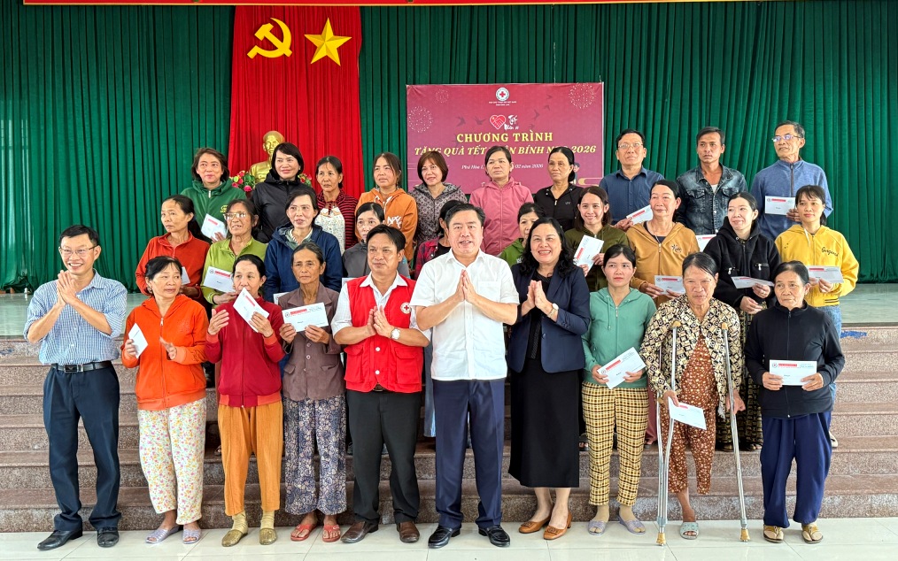 Trao quà Tết cho 328 hộ nghèo, trẻ em mồ côi dịp Xuân Bính Ngọ 2026