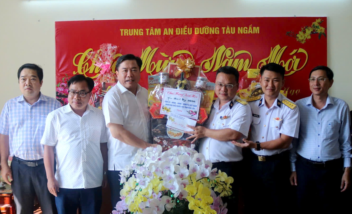 Lãnh đạo tỉnh thăm, chúc Tết và tặng quà các đơn vị, gia đình chính sách