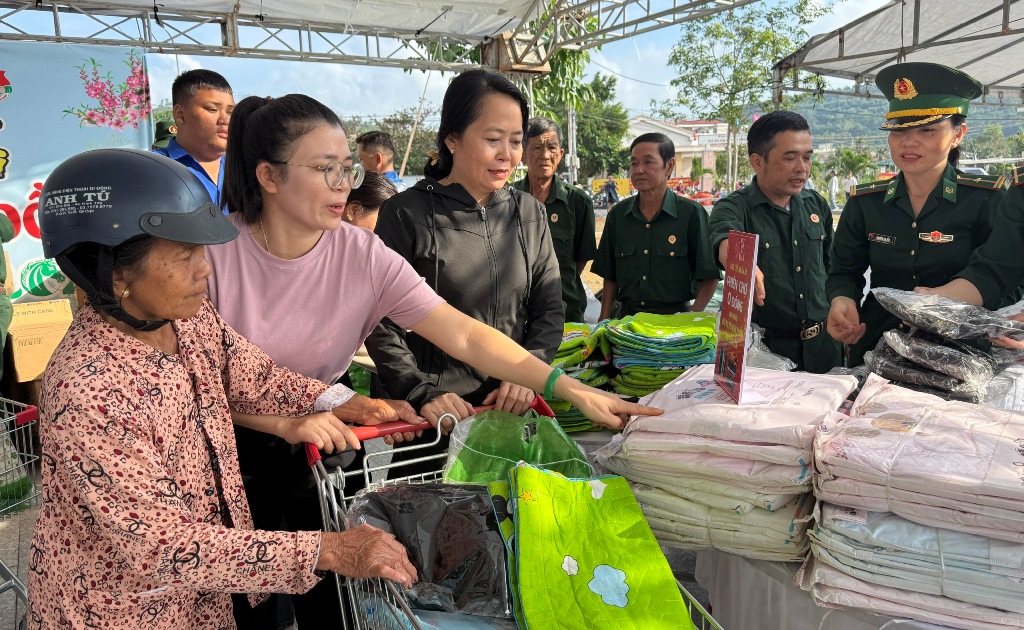 “Phiên chợ 0 đồng” sẻ chia với người dân vùng thiên tai xã Tuy An Đông