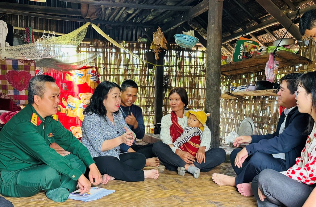 Đồng chí Cao Thị Hòa An thăm chúc Tết các đơn vị và cá nhân trên địa bàn tỉnh