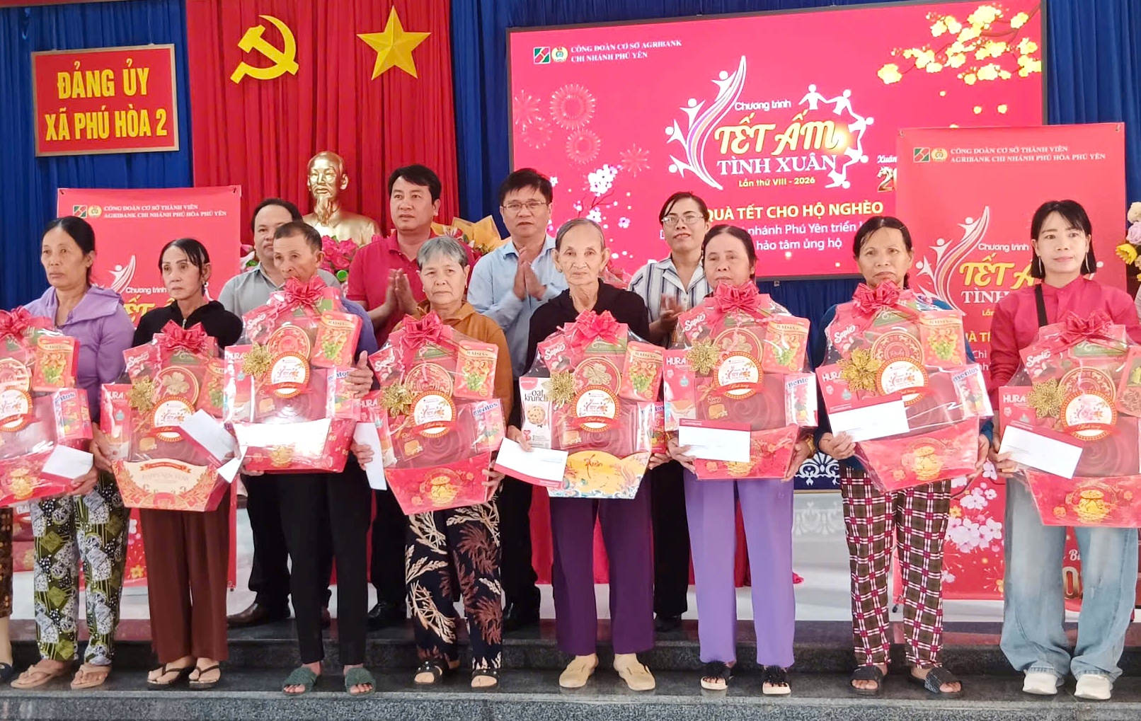 Văn phòng UBND tỉnh phối hợp Agribank và BIDV trao 200 suất quà Tết tại xã Phú Hòa 1 và Phú Hòa 2