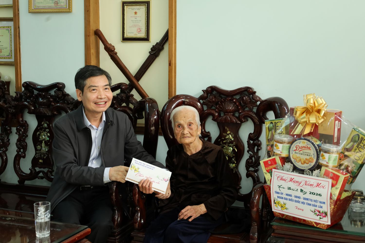 Chủ tịch UBND tỉnh Tạ Anh Tuấn thăm, chúc Tết người có công tại phường Buôn Ma Thuột