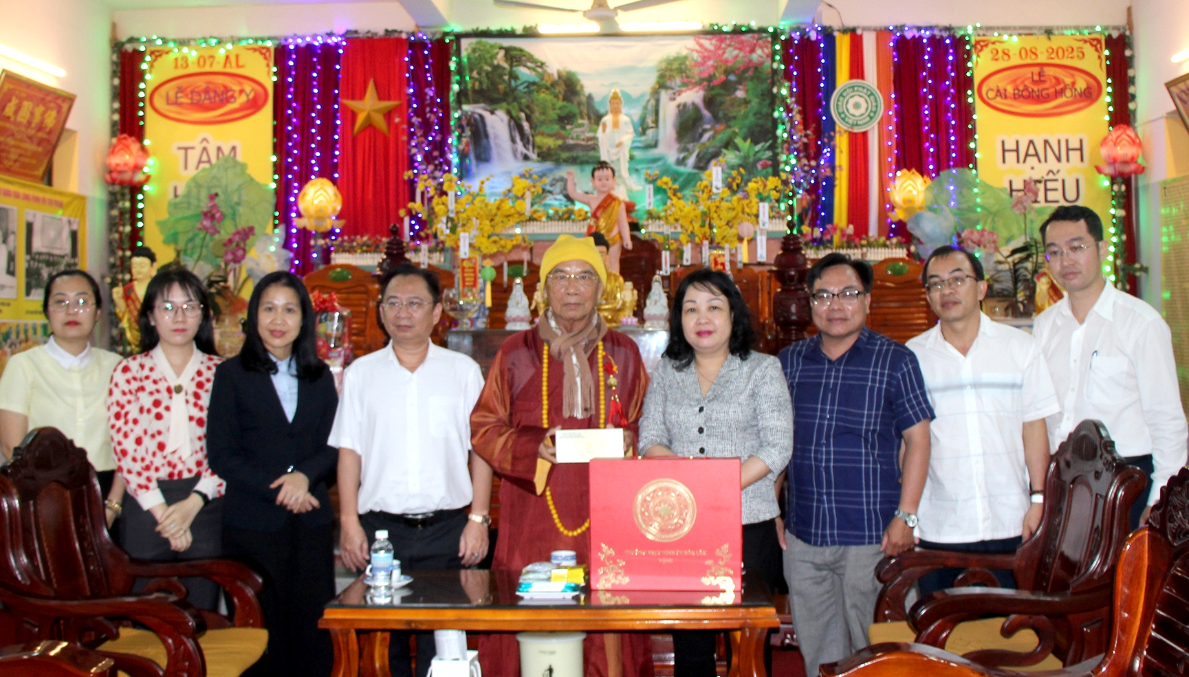 Lãnh đạo tỉnh thăm, chúc Tết gia đình chính sách và chức sắc tôn giáo