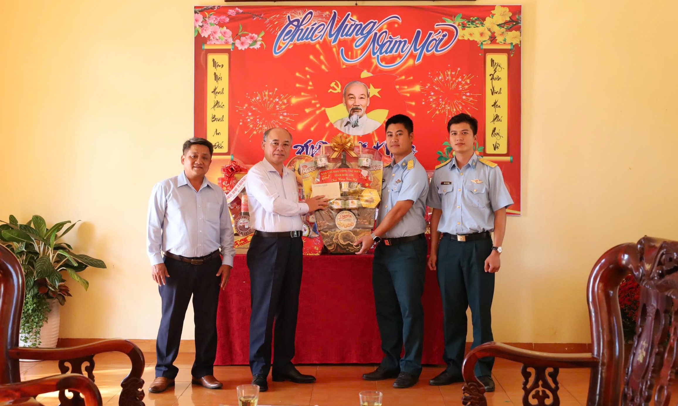 Phó Chủ tịch UBND tỉnh Trương Công Thái thăm, chúc Tết cán bộ, chiến sĩ Trạm Ra đa 20