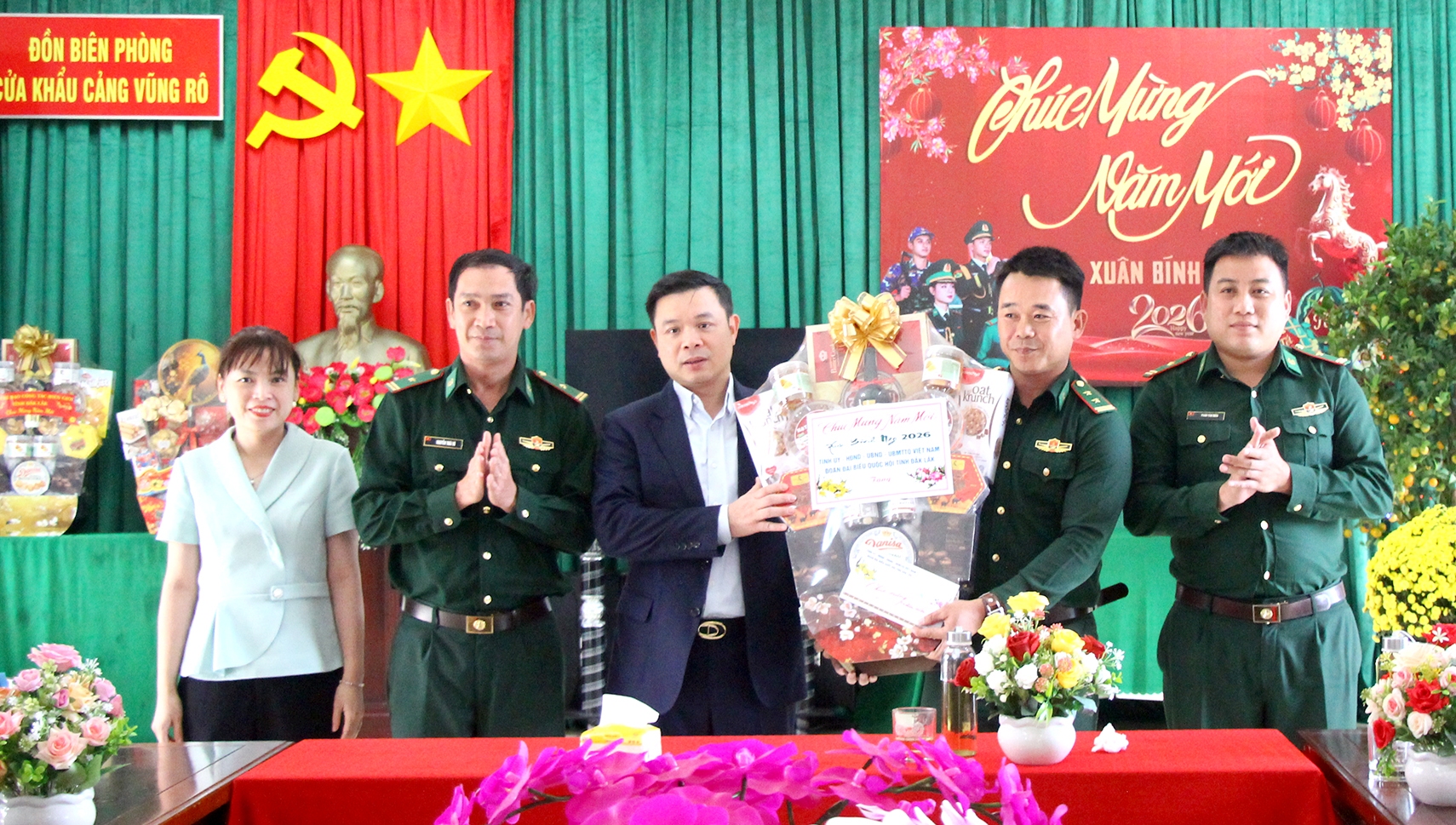 Phó Bí thư Tỉnh ủy Đỗ Hữu Huy thăm, chúc Tết và tặng quà một số đơn vị và gia đình chính sách