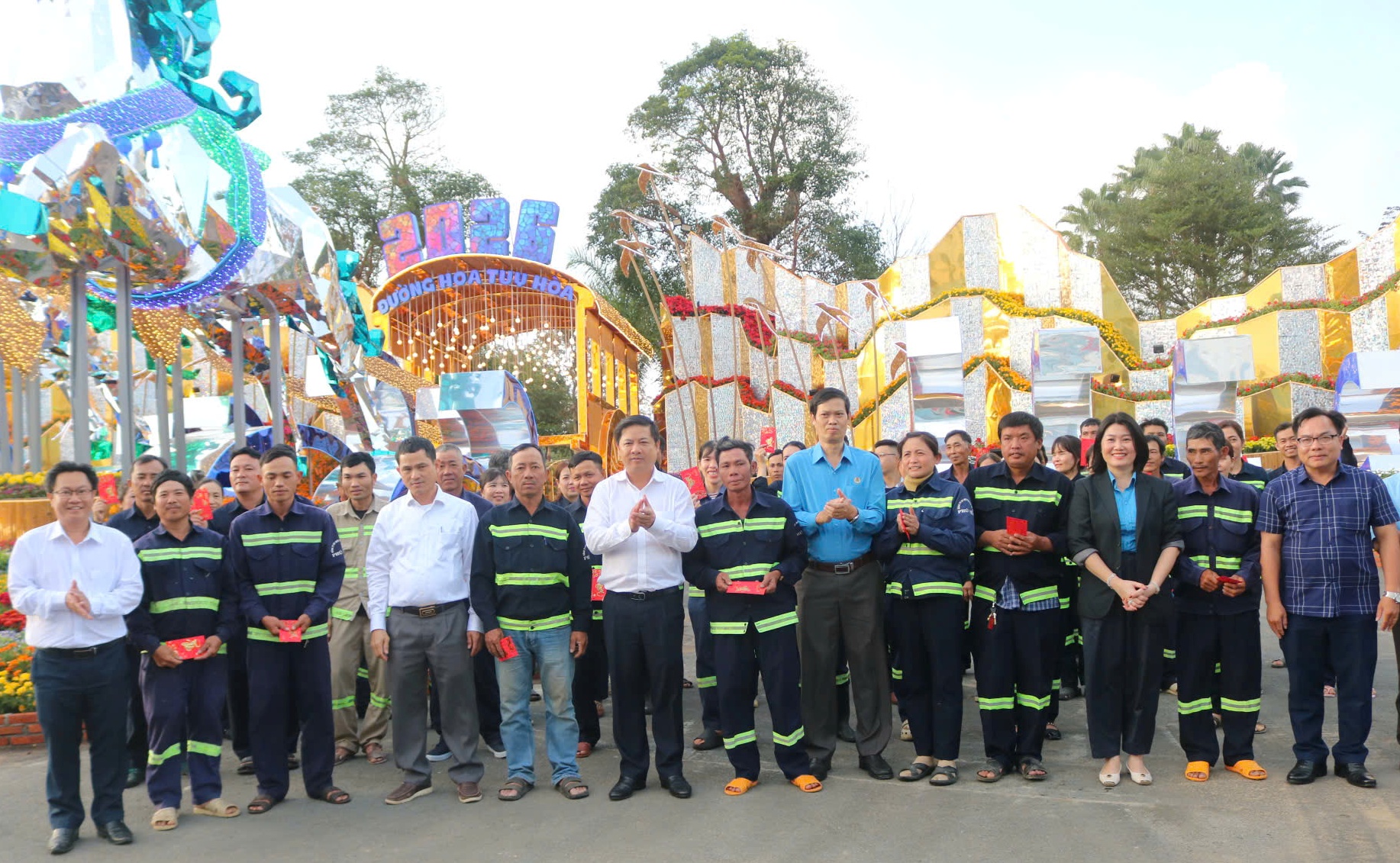 Bí thư Tỉnh ủy thăm, chúc Tết và tặng quà tại các cá nhân, đơn vị khu vực phía Đông tỉnh