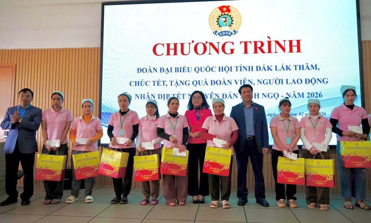 Đoàn đại biểu Quốc hội tỉnh Đắk Lắk thăm và chúc Tết công nhân, người lao động tại Khu công nghiệp Hòa Phú