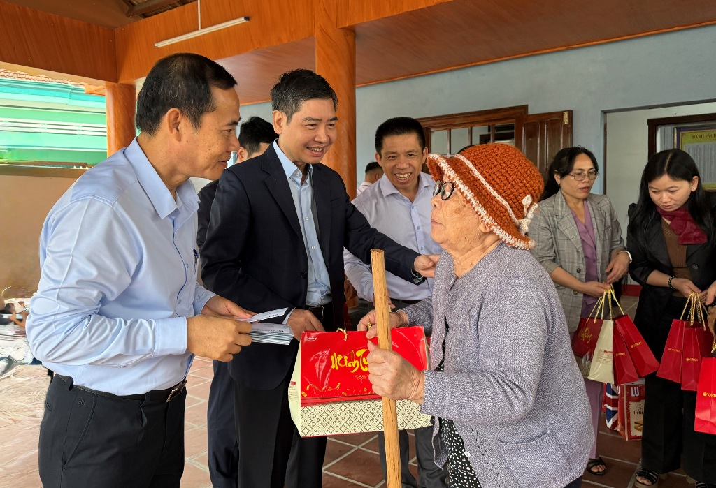 Dâng hương tưởng niệm liệt sỹ Trần Hào, trao 250 suất quà cho các hộ dân xã Phú Hòa 2