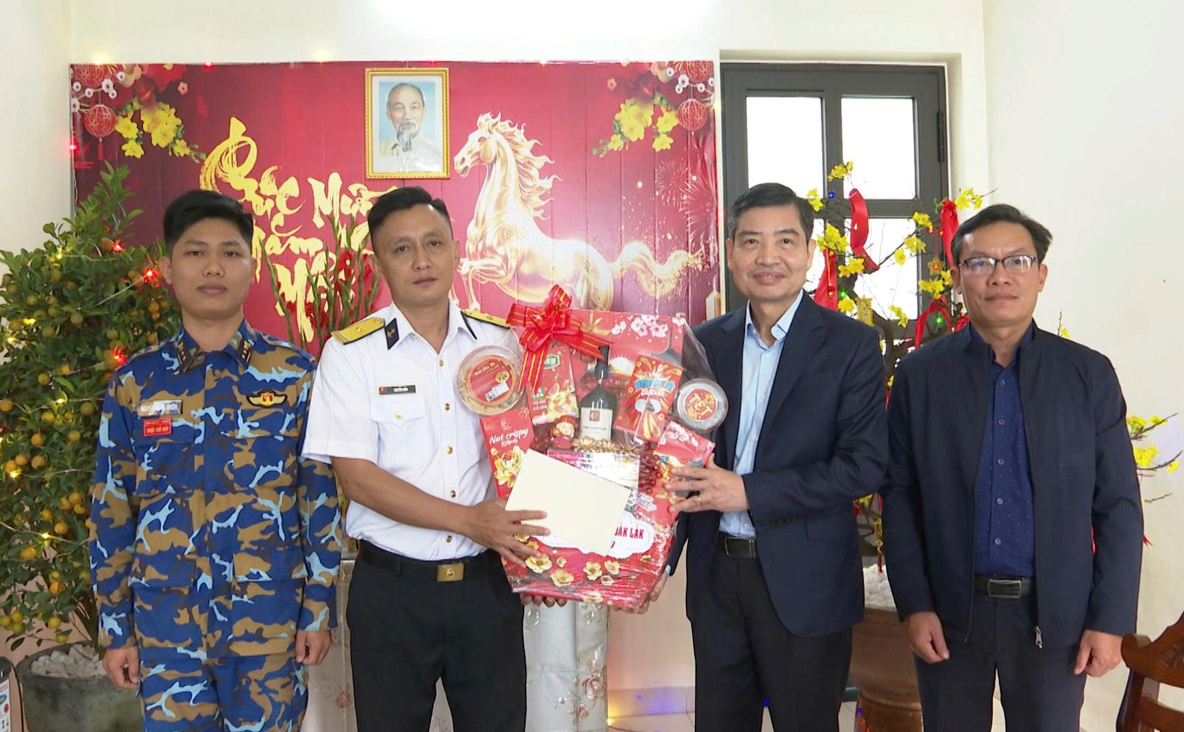 Chủ tịch UBND tỉnh Tạ Anh Tuấn thăm, chúc Tết lực lượng làm nhiệm vụ tại Chóp Chài