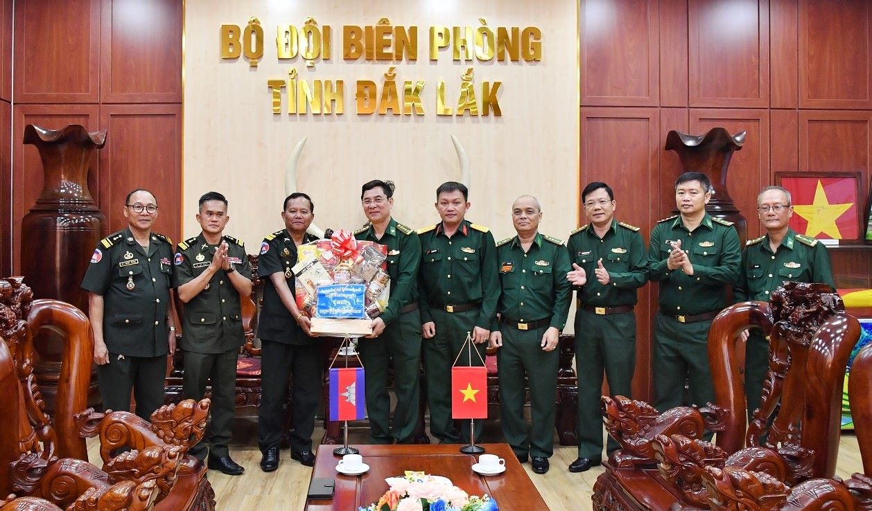 Đoàn đại biểu Tiểu khu Quân sự Mondulkiri thăm, chúc Tết Bộ đội Biên phòng tỉnh Đắk Lắk
