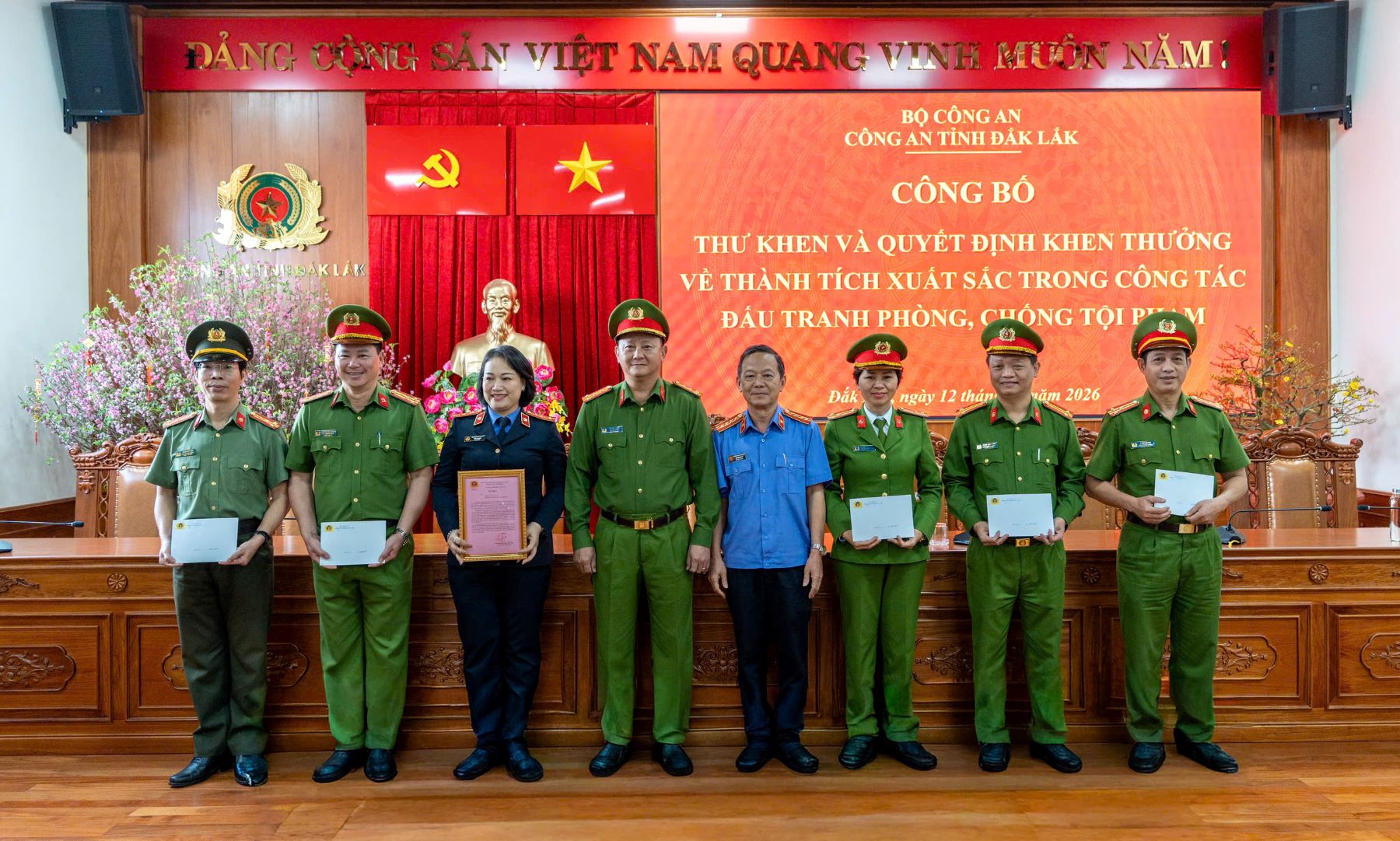 Khen thưởng thành tích xuất sắc trong đấu tranh phòng, chống tội phạm