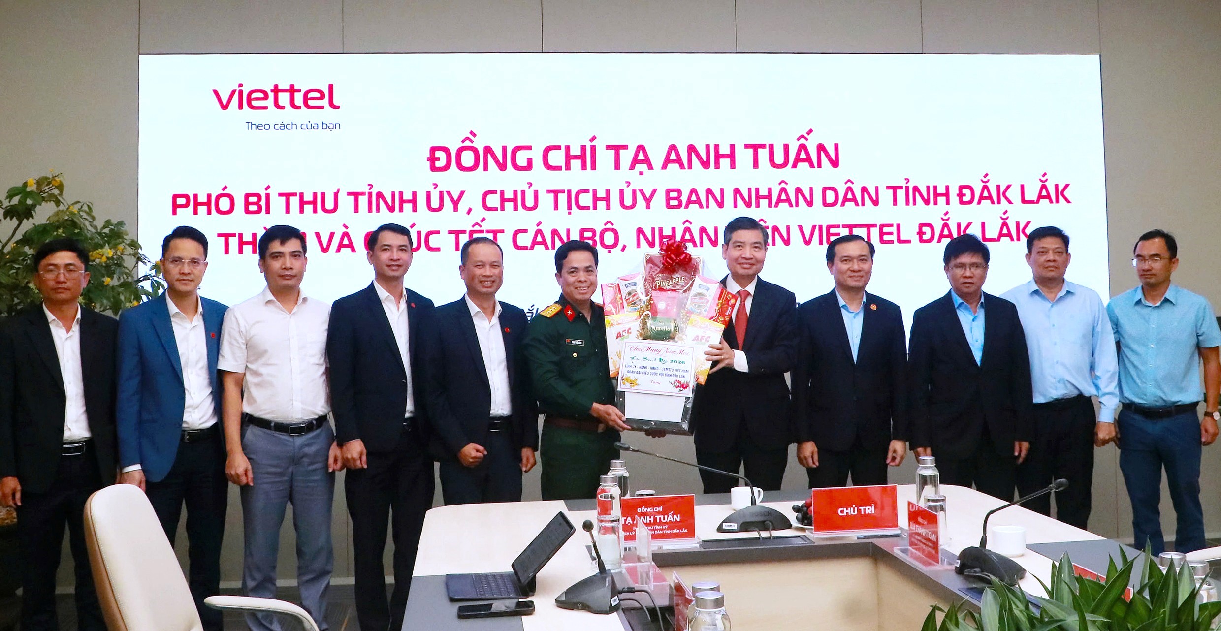 Chủ tịch UBND tỉnh Đắk Lắk Tạ Anh Tuấn thăm, chúc Tết Viettel Đắk Lắk